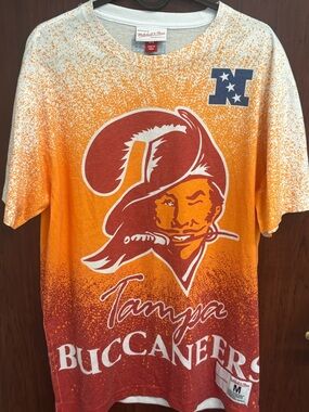 Tampa Bay Buccaneers Cream Classic T- medium